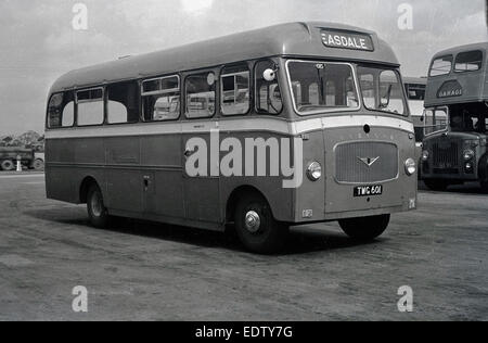 1960 Photo historique montrant un bus commercial Bedford Midland garé dans un dépôt avant-cour dans l'attente de ses passagers d'aller Easdale, Firth of Lorn Ecosse, Royaume-Uni. Banque D'Images