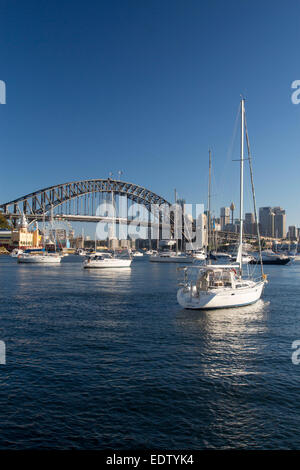Lavender Bay bateaux en vue sur le port de Sydney Harbour Bridge et CBD skyline at sunset North Shore Sydney NSW Australie Banque D'Images