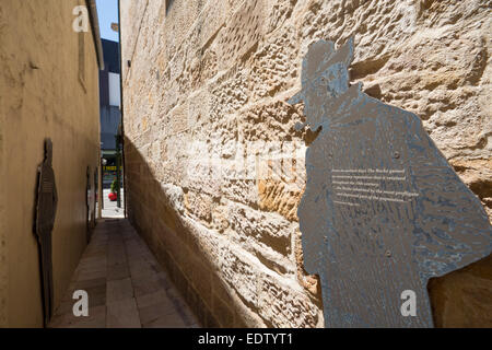 Rue étroite du canal de Suez dans les rochers, avec chiffres en métal sur les murs représentant des chiffres de passé Sydney NSW Australie Banque D'Images