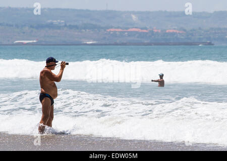 Un photographe amateur de prendre des photos sur la plage Banque D'Images