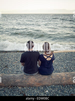 Un jeune couple à la recherche jusqu'à la mer. Victoria, Colombie-Britannique, Canada. Banque D'Images