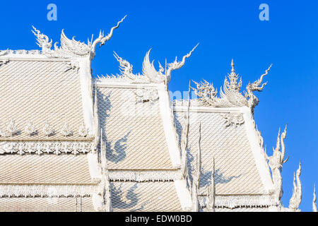 Swan statues sur toit de Wat Rong Khun, Chiangrai, Thaïlande Banque D'Images