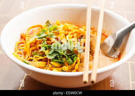 Khao, Style du Nord soupe de nouilles au poulet au cari Banque D'Images