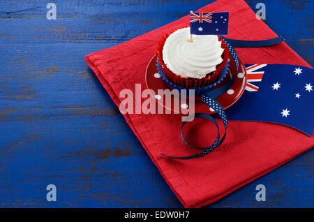 Happy Australia Day, le 26 janvier, avec réglage de la table thème rouge, blanc et bleu à pois rouge sur cupcake et plaque drapeau australien Banque D'Images