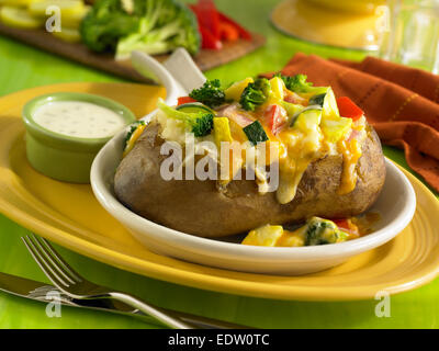 Pomme de terre au four farcies Banque D'Images