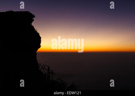 Lever du soleil et de la mer de brouillard à Phu Chi Fa tôt le matin (silhouette) et les touristes au sommet de la colline Banque D'Images