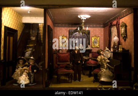 Buenos Aires, Argentine. Jan 9, 2015. Une maison de poupée est affiché pendant l'exposition Il était une fois. Poupées et jouets (1870-1940)", dans l'Hispanic American Art Museum 'Isaac Fernandez Blanco', à Buenos Aires, Argentine, le 9 janvier, 2015. La collection, de plus de 300 pièces donnés par les sœurs Mabel et Maria Castellano Fotheringham, inclut Gaultier mennequin poupées, automates, trois modèles de poupées mécaniques, Steiner, Bébés Jumeau, ensembles de lits, un plateau, peu d'une cuisine et salle à manger, selon la presse locale. © Martin Zabala/Xinhua/Alamy Live News Banque D'Images