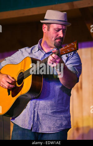 La SAM BUSH EFFECTUE AU QUATRE COINS FOLK FESTIVAL 2014 - Colorado Banque D'Images