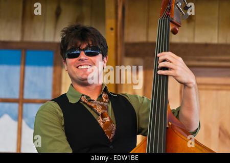 Caravane de voleurs en prestation au quatre coins FOLK FESTIVAL 2014 - Colorado Banque D'Images