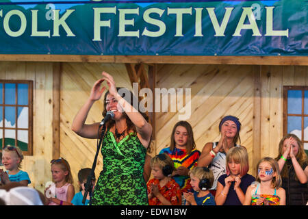 Caravane de voleurs en prestation au quatre coins FOLK FESTIVAL 2014 - Colorado Banque D'Images