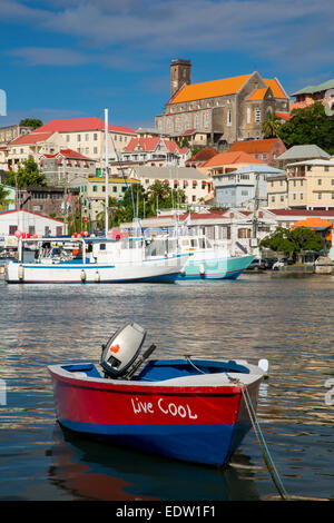 Le Carenage - inner harbor à St Georges avec la Cathédrale de l'Immaculée Conception au-delà, la Grenade, dans les Antilles Banque D'Images