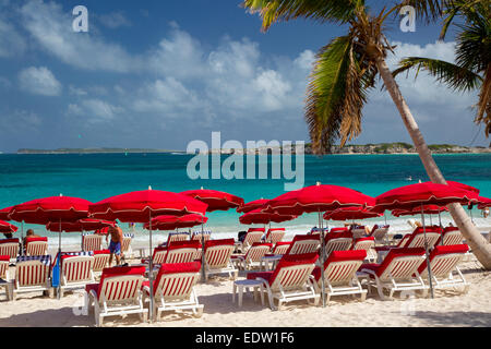 Parasols le long de la plage d'Orient Bay, Saint Martin, Antilles Banque D'Images