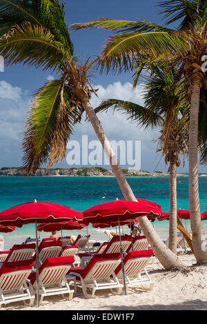 Parasols le long de la plage d'Orient Bay, Saint Martin, Antilles Banque D'Images