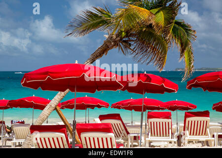 Parasols le long de la plage d'Orient Bay, Saint Martin, Antilles Banque D'Images