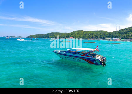 PATTAYA, THAÏLANDE - 29 DÉCEMBRE : Belle plage avec bateau à moteur Larn island le 29 décembre 2014, l'île de Larn Pattaya, Banque D'Images