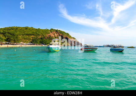 PATTAYA, THAÏLANDE - 29 DÉCEMBRE : Belle plage avec bateau à moteur Larn island le 29 décembre 2014, l'île de Larn Pattaya, Banque D'Images