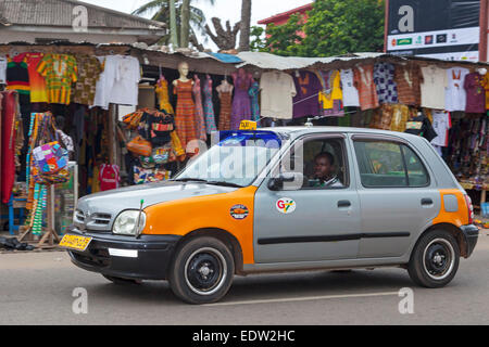 Souvenirs et Taxi stand, Oxford Street, Osu, Accra, Ghana, Afrique Banque D'Images