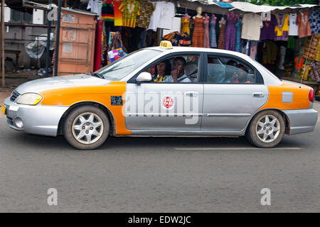 Blocage de souvenirs et de taxi, Oxford Street, Osu, Accra, Ghana, Afrique Banque D'Images