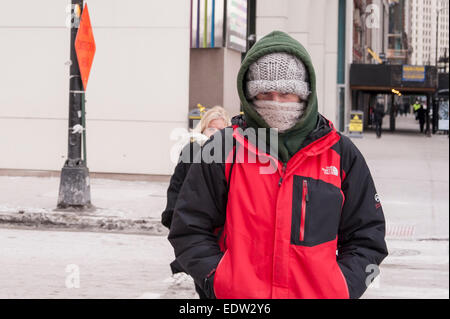 Chicago, USA, 8 janvier 2015. La ville du vent continue à subir l'explosion d'artic les températures, qui a atteint en dessous de -20C et plus avec le facteur vent. Présenté : les navetteurs garder enveloppé dans le froid. Crédit : Stephen Chung/Alamy Live News Banque D'Images