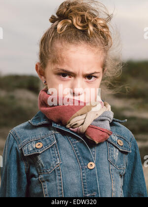 Fille en colère sur un portrait en extérieur avec flash Banque D'Images