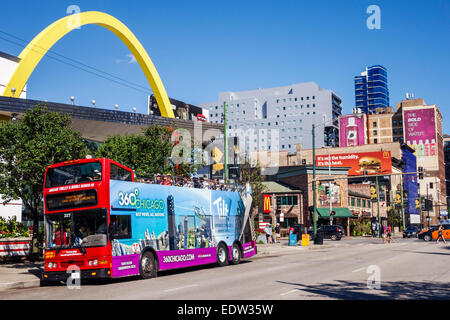 Chicago Illinois,North River,Clark Street,bus,bus,bus,double-decker,McDonald's,restaurant restaurants restauration cafés, arches dorées,IL140907007 Banque D'Images