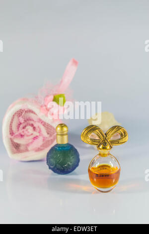 Flacons de parfum sur le sol Banque D'Images