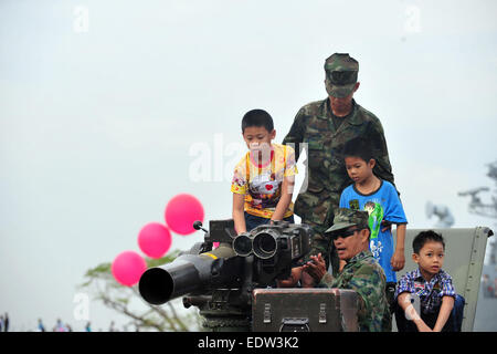 Bangkok, Thaïlande. 10 janvier, 2015. Les enfants jouent sur un véhicule militaire sur la Journée de l'enfance à l'Académie de la Marine royale thaïlandaise dans le sud de Bangkok, Thaïlande, 10 janvier 2015. La Journée nationale de l'enfant est célébrée le deuxième samedi de chaque mois de janvier. Credit : Rachen Sageamsak/Xinhua/Alamy Live News Banque D'Images