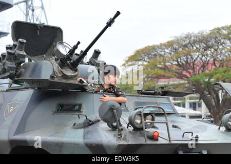 Bangkok, Thaïlande. 10 janvier, 2015. Un enfant joue sur un véhicule militaire sur la Journée de l'enfance à l'Académie de la Marine royale thaïlandaise dans le sud de Bangkok, Thaïlande, 10 janvier 2015. La Journée nationale de l'enfant est célébrée le deuxième samedi de chaque mois de janvier. Credit : Rachen Sageamsak/Xinhua/Alamy Live News Banque D'Images