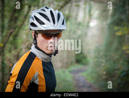 Portrait cycliste dans un chemin de la forêt Banque D'Images