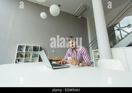 Jeune homme dans le bureau Banque D'Images