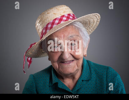 Femme âgée smiling with a hat dans sa tête. Banque D'Images