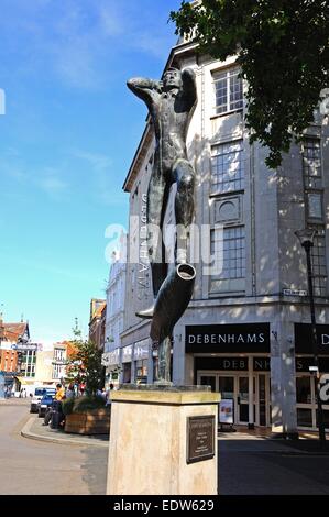 Esprit de statue le long de la rue de l'aviation d'Eastgate, Gloucester, Gloucestershire, Angleterre, Royaume-Uni, Europe de l'Ouest. Banque D'Images