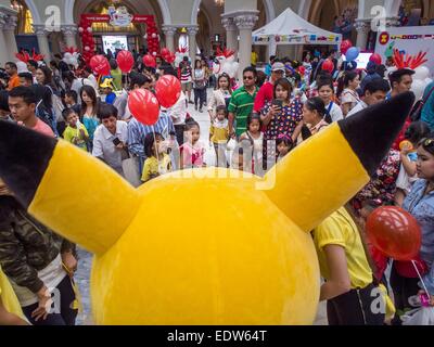 Bangkok, Bangkok, Thaïlande. 10 janvier, 2015. Les gens passent devant l'Pokeman le caractère à la Journée des enfants festivités à Bangkok. Journée nationale de l'enfant tombe sur le deuxième samedi de l'année. Organismes du gouvernement thaïlandais parrainer enfants bienvenus les événements et les bases de l'armée militaire s'ouvre généralement à des enfants, qui viennent jouer sur les citernes et de pièces d'artillerie. Cette année, Premier Ministre thaïlandais général Prayuth Chan-OCHA, a organisé plusieurs événements à l'Hôtel du Gouvernement, le bureau du premier ministre. Crédit : Jack Kurtz/ZUMA/Alamy Fil Live News Banque D'Images