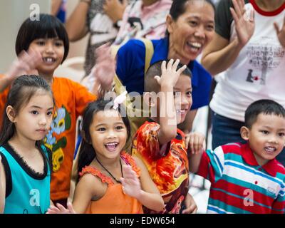 Bangkok, Bangkok, Thaïlande. 10 janvier, 2015. Les enfants thaïlandais réagir à se voir à la télévision au cours de la fête des enfants à Bangkok. Journée nationale de l'enfant tombe sur le deuxième samedi de l'année. Organismes du gouvernement thaïlandais parrainer enfants bienvenus les événements et les bases de l'armée militaire s'ouvre généralement à des enfants, qui viennent jouer sur les citernes et de pièces d'artillerie. Cette année, Premier Ministre thaïlandais général Prayuth Chan-OCHA, a organisé plusieurs événements à l'Hôtel du Gouvernement, le bureau du premier ministre. Crédit : Jack Kurtz/ZUMA/Alamy Fil Live News Banque D'Images