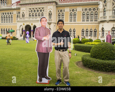 Bangkok, Bangkok, Thaïlande. 10 janvier, 2015. Un homme pose avec une taille de découpe carton vie général Prayuth Chan-OCHA, le Premier Ministre de la Thaïlande, au cours de la fête des enfants à l'Hôtel du Gouvernement. Un coup d'État qui a commandé Prayuth renversé le gouvernement élu en mai 2014. Journée nationale de l'enfant tombe sur le deuxième samedi de l'année. Organismes du gouvernement thaïlandais parrainer enfants bienvenus les événements et les bases de l'armée militaire s'ouvre généralement à des enfants, qui viennent jouer sur les citernes et de pièces d'artillerie. Cette année, Premier Ministre thaïlandais général Prayuth Chan-OCHA, a accueilli plusieurs événements de créer une Banque D'Images