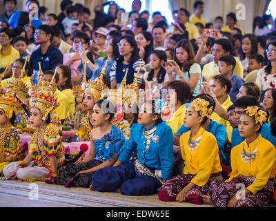 Bangkok, Bangkok, Thaïlande. 10 janvier, 2015. Les enfants thaïlandais attendre à participer à un spectacle culturel à l'Hôtel du Gouvernement pour la Journée des enfants. Journée nationale de l'enfant tombe sur le deuxième samedi de l'année. Organismes du gouvernement thaïlandais parrainer enfants bienvenus les événements et les bases de l'armée militaire s'ouvre généralement à des enfants, qui viennent jouer sur les citernes et de pièces d'artillerie. Cette année, Premier Ministre thaïlandais général Prayuth Chan-OCHA, a organisé plusieurs événements à l'Hôtel du Gouvernement, le bureau du premier ministre. Crédit : Jack Kurtz/ZUMA/Alamy Fil Live News Banque D'Images