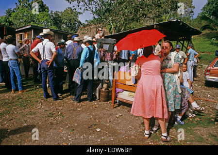 Les Mennonites à Spanish Lookout Community farm vente aux enchères, Belize, en Amérique centrale, Juin 1985 Banque D'Images
