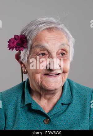 Vieille Femme Souris avec une fleur à l'oreille dans un studio photo. Banque D'Images