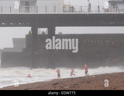 Brighton, East Sussex, UK. 10 janvier, 2015. Rechercher des CV le long de la côte pour deux personnes disparues. L'expérience dans les vagues nageurs chevronnés comme gardes-côtes et la police recherche d'organes manquants. © David Burr/Alamy Live News Crédit : David Burr/Alamy Live News Banque D'Images