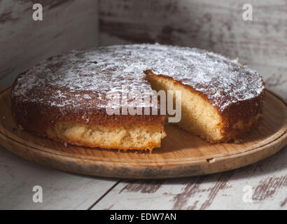 Gâteau mousseline de citron sur fond de bois Banque D'Images