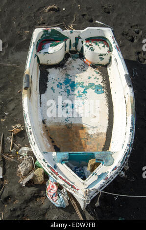 Vieux bateau de pêche blanche abandonnée sur le sable à Naples (Italie) Banque D'Images