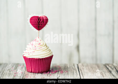 Cupcake décoré avec une sélection de gâteaux en forme de coeur Banque D'Images