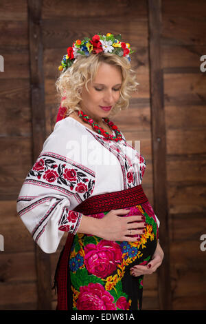 Femme enceinte en vyshyvanka ukrainien Banque D'Images