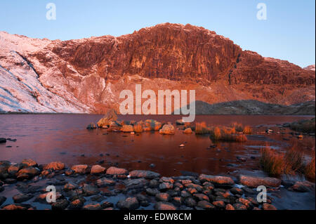 Pavey Ark et Stickle Tarn à l'aube Banque D'Images