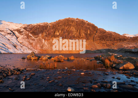 Pavey Ark et Stickle Tarn à l'aube Banque D'Images