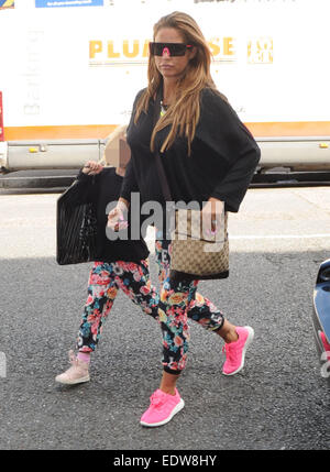 Katie Price et sa fille Princess Tiaamii arrivant à Radio Fubar à Londres, portant des pantalons à motifs identiques avec : Katie Price,Princess Princess Tiaamii Tiaamii Crystal,Esther Andre,Princess Tiaamii Andre Où : Londres, Royaume-Uni lorsque : Banque D'Images