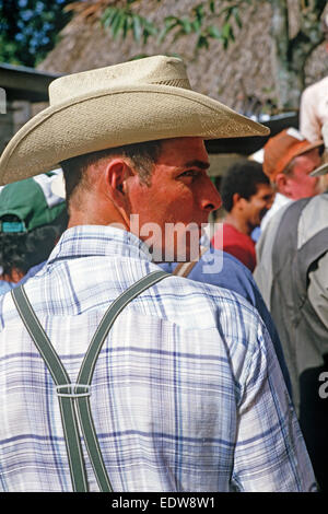 Agriculteur mennonite au règlement Spanish Lookout farm vente aux enchères, Belize, en Amérique centrale, Juin 1985 Banque D'Images