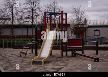 Aire de jeux pour enfants moderne près d'une école à Nimègue, Pays-Bas Banque D'Images