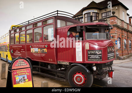 Royaume-uni, Angleterre, dans le Yorkshire, Whitby, poisson Quay, Elizabeth, autobus à vapeur d'époque Banque D'Images