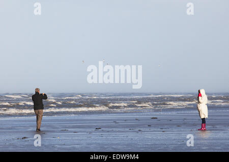 Southport, Merseyside, Royaume-Uni Le 10 janvier 2014. Météo britannique. Les coups de vent, de vent et de sable, sur l'estuaire de la Mersey, au nord-ouest de la côte de sefton ce matin. La côte ici est en cours de l'érosion et les marées révèlent souvent des couches de boue préhistoriques, dont certains contiennent des empreintes humaines et animales. Credit : Mar Photographics/Alamy Live News Banque D'Images